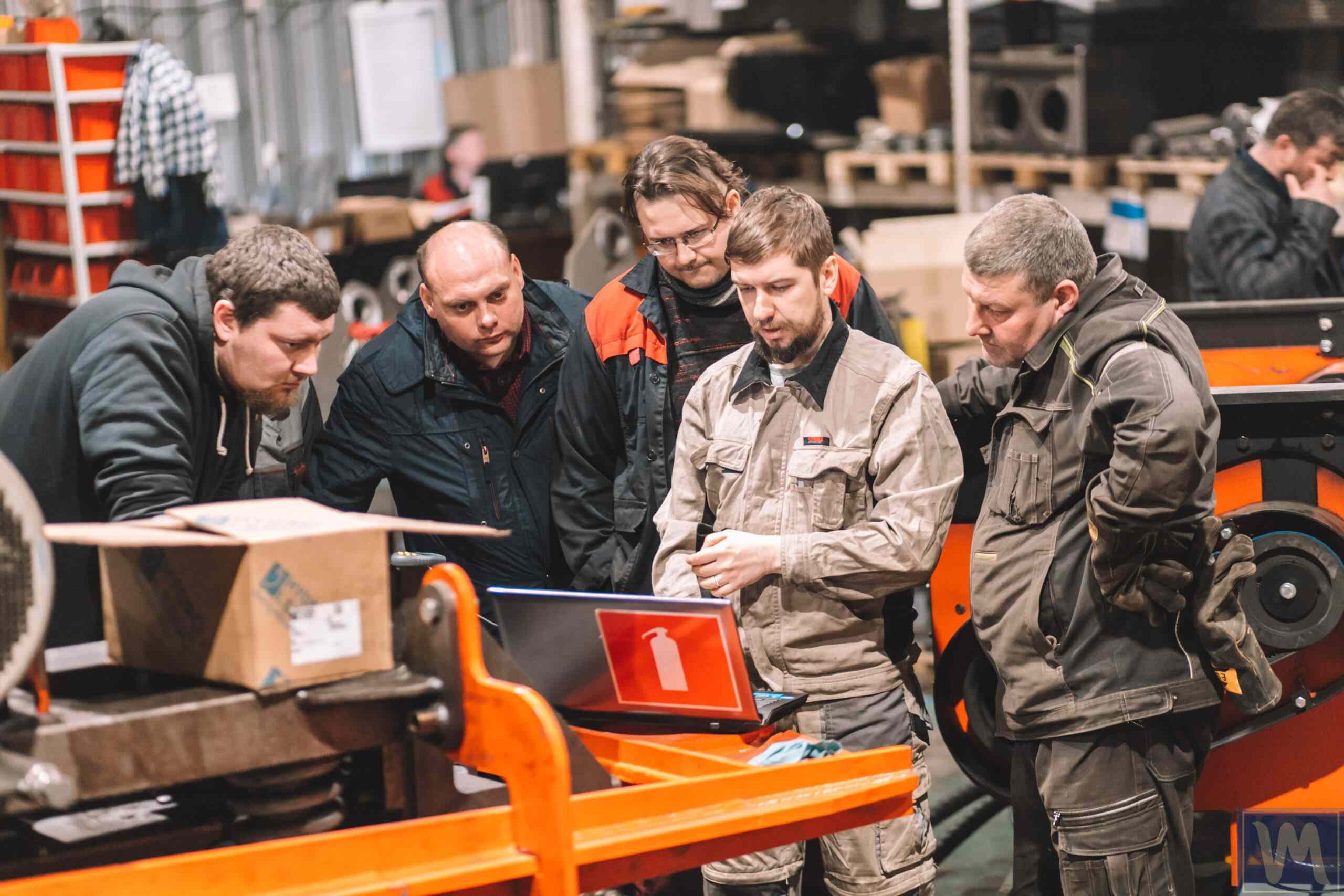 Insener koolitab klienti Balanset-1A tasakaalustusseadme kasutamisel.